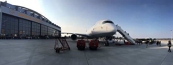 Lufthansa Airbus A350-900 D-AIXA landet in Hamburg Fuhlsbüttel und rollte zur LHT Halle (©Foto: Martin Schmitz)